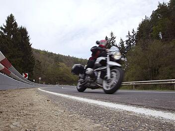 Motorradfahrer bei Frontalkollision auf B47 im Kreis Miltenberg verletzt