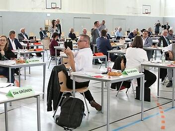 Die konstituierende Sitzung des Forchheimer Kreistages fand in der Turnhalle der Beruflichen Schulzentrums statt. Hier konnte der Mindestabstand gewahrt werden. Foto: J. Hofbauer