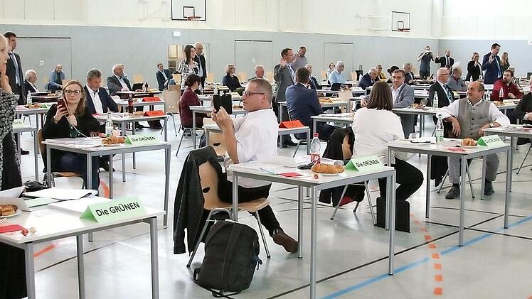 Die konstituierende Sitzung des Forchheimer Kreistages fand in der Turnhalle der Beruflichen Schulzentrums statt. Hier konnte der Mindestabstand gewahrt werden. Foto: J. Hofbauer
