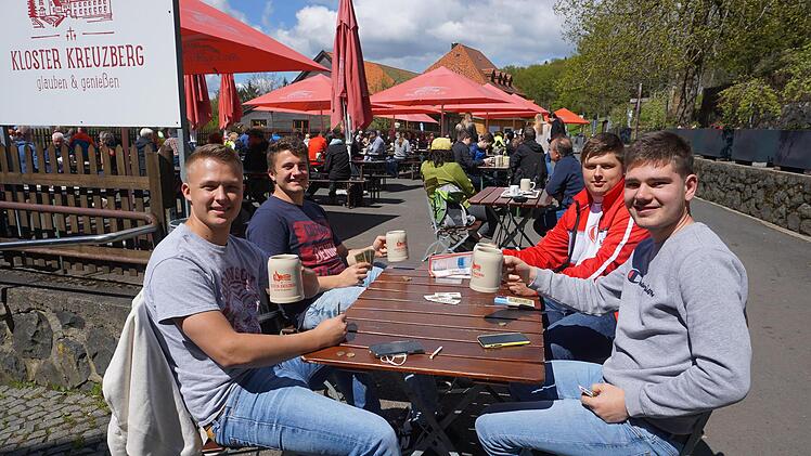 Die vier Jungs aus Rödelmaier genießen den Tag im Biergarten am  Kreuzberg: Leon Buhl, Nils Rohmfeld, Luca Buhl und Yannick Hofmann  freuen sich, dass sie endlich wieder auf den Kreuzberg kommen können. Foto: Marion Eckert