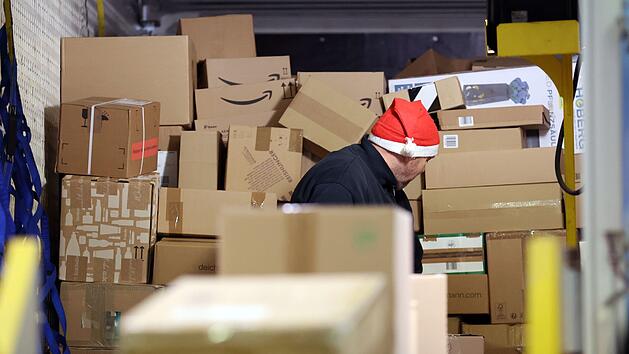 Weihnachtstrinkgeld: Darf der Paketbote Geschenke annehmen?