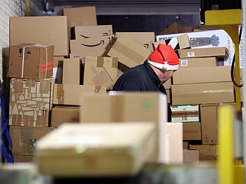 Weihnachtstrinkgeld: Darf der Paketbote Geschenke annehmen?