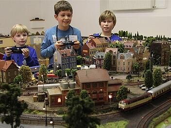 Die begeisterten Modellbahner Merlyn, Jannik und Elias haben die Lizenz zum Steuern. Foto: Gerd Schaar