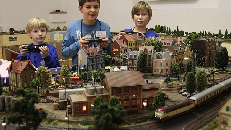 Die begeisterten Modellbahner Merlyn, Jannik und Elias haben die Lizenz zum Steuern. Foto: Gerd Schaar