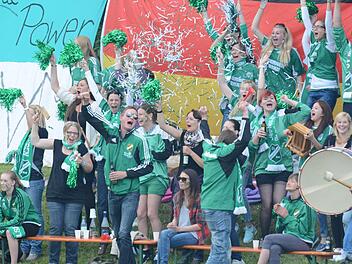 Endlich Kreisklasse: Überschwänglicher Jubel der Fans des SV Machtilshausen. Foto: ssp