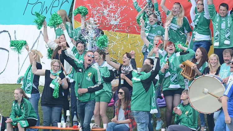 Endlich Kreisklasse: Überschwänglicher Jubel der Fans des SV Machtilshausen. Foto: ssp