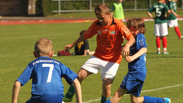 Almir Kodra (Mitte) setzt sich hier in seiner Lieblingsrolle als Didier Drogba gegen seine japanischen Gegenspieler (SpVgg Reuth) durch. Foto: Günther Geiling