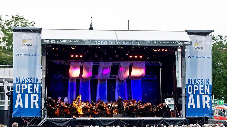 Populäre Melodien auf großer Bühne: Klassik-Open-Air im Coburger Rosengarten.Foto: Jochen Berger