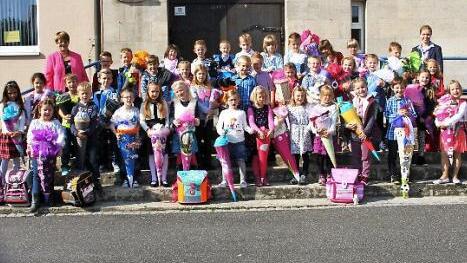 Die 38 Abc-Schützen der Grundschule Burgkunstadt. Eingerahmt werden sie von ihren Klassenleiterinnen Yvonne Seeliger (rechts) und Jutta Rohde. Fotos: Stephan Stöckel