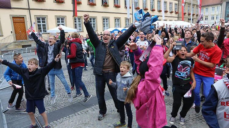Fans feiern den Sieg Foto: Barbara Herbst