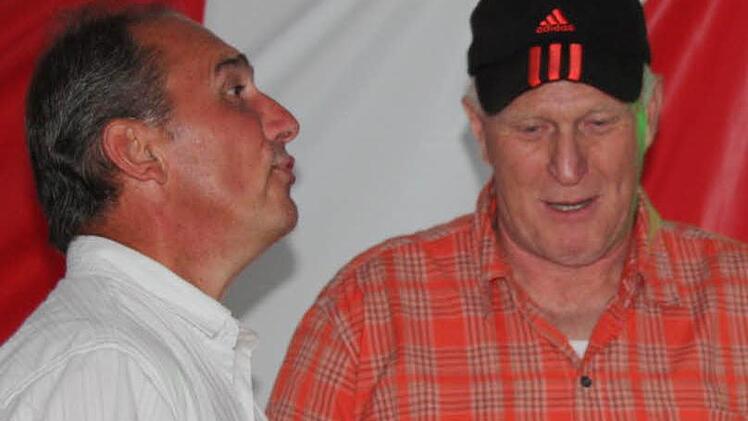 Fußball-Legende Hans Klier (rechts) erhielt für seine Verdienste eine Torte. Foto: Klaus Klaschka