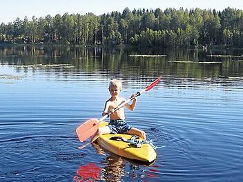 Matti Paulus, der Sohn von Knetzgaus Bürgermeister Stefan Paulus und seiner Frau Vera, paddelt entspannt über den Joutsjärvi, den Schwanensee. Foto: Stefan Paulus/privat