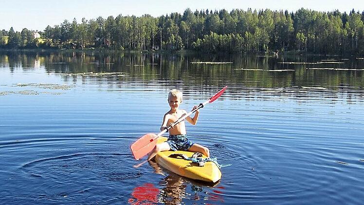 Matti Paulus, der Sohn von Knetzgaus Bürgermeister Stefan Paulus und seiner Frau Vera, paddelt entspannt über den Joutsjärvi, den Schwanensee. Foto: Stefan Paulus/privat