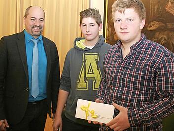 Bürgermeister Johannes Krapp (l.) würdigte das vorbildliche Verhalten von Andreas Ebert (Mitte) und Thomas Frank. Foto: Evi Seeger