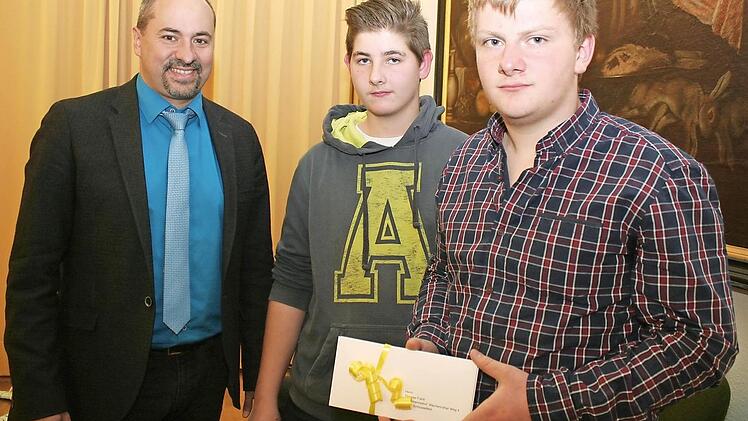 Bürgermeister Johannes Krapp (l.) würdigte das vorbildliche Verhalten von Andreas Ebert (Mitte) und Thomas Frank. Foto: Evi Seeger