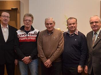 Vorsitzender Werner Liebenstein ehrte als langjährige Mitglieder der Eigenheimervereinigung Ramsthal Gerhard Wahler, Peter Hirsch und Albin Enzinger (von links), daneben Landesvorstandsmitglied Georg Grempler.  Fotos: Andreas Lomb