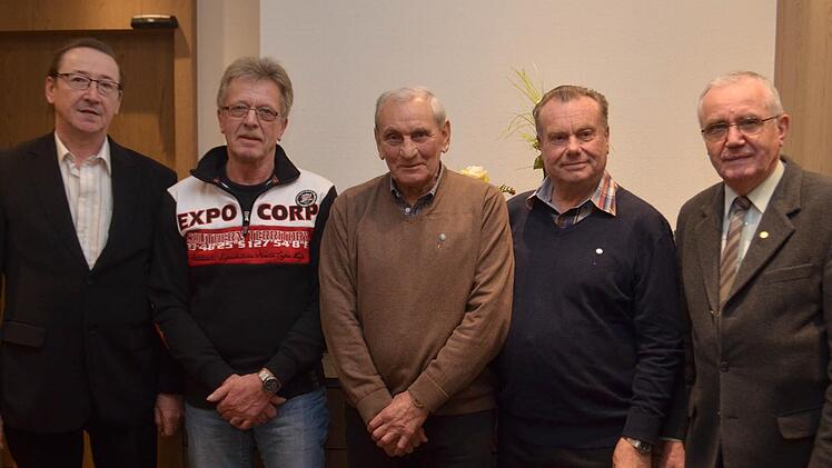 Vorsitzender Werner Liebenstein ehrte als langjährige Mitglieder der Eigenheimervereinigung Ramsthal Gerhard Wahler, Peter Hirsch und Albin Enzinger (von links), daneben Landesvorstandsmitglied Georg Grempler.  Fotos: Andreas Lomb