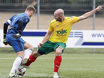 Eine typische Szene für das DJK-Spiel derzeit: Tobias Eichhorn scheitert im letzten Moment an Erlenbachs Torhüter Christos Patsiouras. Foto: sportpress