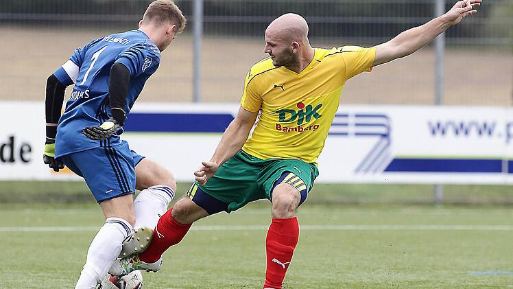 Eine typische Szene für das DJK-Spiel derzeit: Tobias Eichhorn scheitert im letzten Moment an Erlenbachs Torhüter Christos Patsiouras. Foto: sportpress