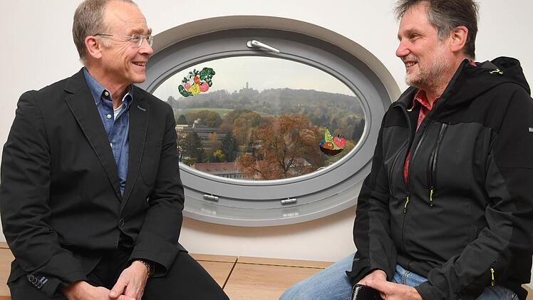 Diesen Altenburg-Blick (hier mit E. Hartmann, rechts) und M. Dietz, hat man im Dachgeschoss. Foto: Ronald Rinklef