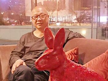 Wang Shugang mit einem roten Hasen in Peking  Foto: privat
