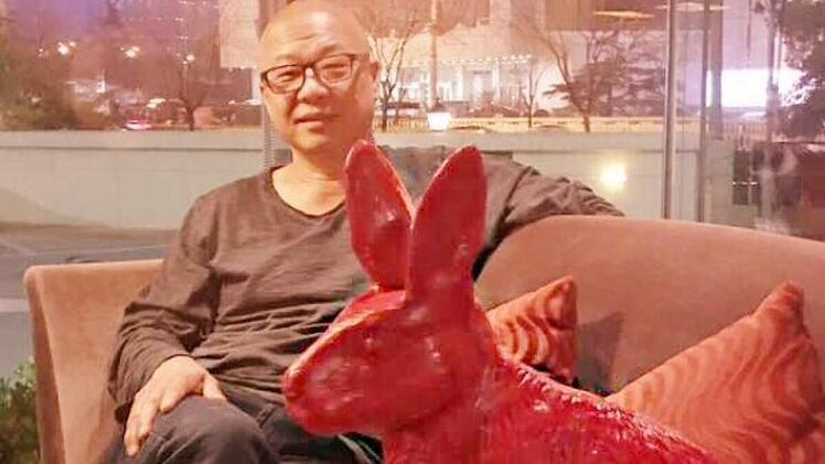 Wang Shugang mit einem roten Hasen in Peking  Foto: privat
