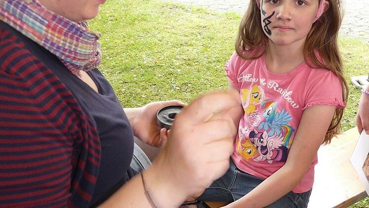 Das Kinderschminken ist immer beliebt. Foto: Karin G&uuml;nther