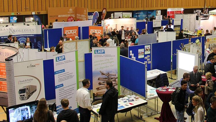 Die Vielseitigkeit der Aussteller macht die Ausbildungsbörse sehr beliebt. Landratsamt Neustadt a.d.Aisch-Bad Windsheim