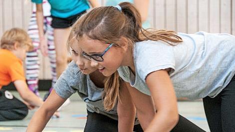 Gesunde Ern&auml;hrung, k&ouml;rperliche und geistige Fitness standen beim Aktionstag "fit4future" an der Grundschule Untermerzbach im Mittelpunkt. Beim Spiel "Such die Zahl" waren vor allem Schnelligkeit und Zahlenverst&auml;ndnis von den Grundsch&uuml;lern gefragt, um den richtigen Punkt auf dem Turnhallenboden zu finden. Foto: Pia Bayer