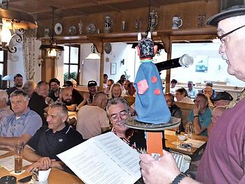 Präsident Karl-Heinz Krüger verstand es wie immer, die Sitzung der Schürzenjäger im Gasthaus "Zum Wilden Mann" sehr humorvoll mit viel Lokalkolorit zu "würzen". Foto: Werner Reißaus