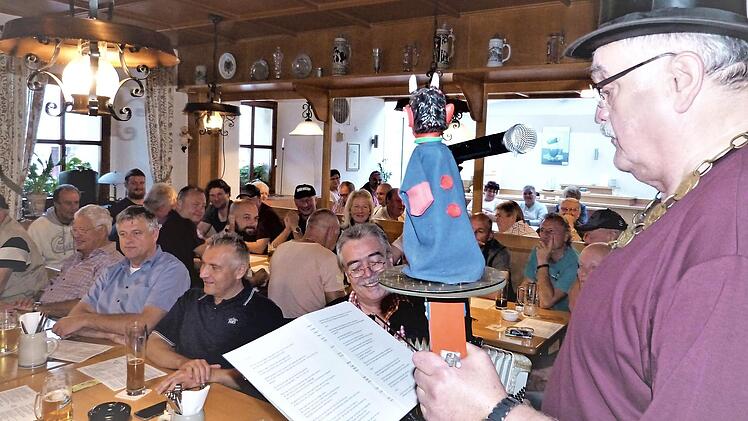 Präsident Karl-Heinz Krüger verstand es wie immer, die Sitzung der Schürzenjäger im Gasthaus "Zum Wilden Mann" sehr humorvoll mit viel Lokalkolorit zu "würzen". Foto: Werner Reißaus