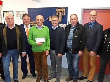 Bei der Spendenübergabe (von links): Christian Kühl, Gerhard Müller, Klaus Peter Söllner, Reinhard Holhut, Hans-Peter Brendel, Bürgermeister Alfred Kolenda, Ralf Kneitz und Andrea Jahnke Foto: Klaus-Peter Wulf