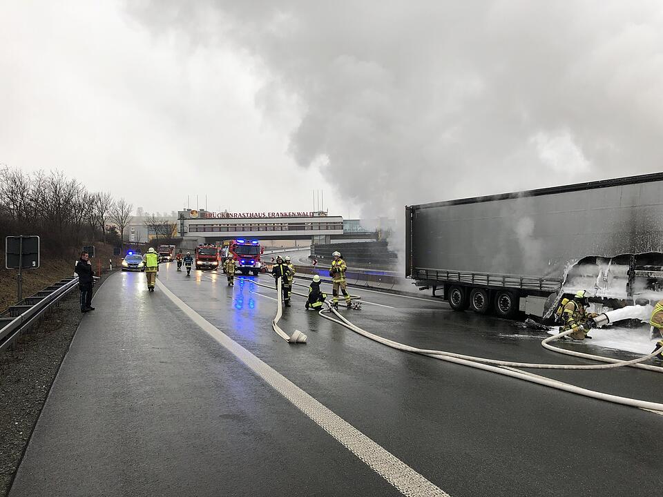 Nach Kollision mit Leitplanke: Lastwagen geht auf A9 in Flammen auf