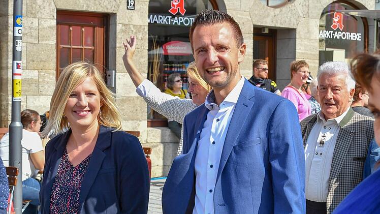 Bürgermeister Andreas Hügerich und Schirmherrin Claudia Koreck beim Einzug am Samstag
