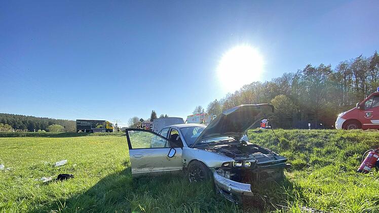 Auto kommt von Fahrbahn ab und überschlägt sich mehrfach