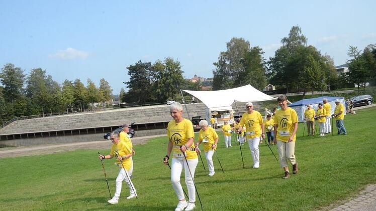 Die Nordic-Walking- Gruppe startet und alle immer mit pflichtgemäßem Corona- Abstand  Foto: Karl-Heinz Hofmann