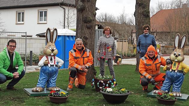 B&uuml;rgermeister J&uuml;rgen G&auml;belein (links) mit den Mitarbeitern des Bauhofes (knieend) und den beiden Vorsitzenden des Obst- und Gartenbauvereins (hinten von rechts), Christa Partheym&uuml;ller und Rita Vogel.