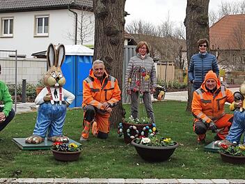 Bürgermeister Jürgen Gäbelein (links) mit den Mitarbeitern des Bauhofes (knieend) und den beiden Vorsitzenden des Obst- und Gartenbauvereins (hinten von rechts), Christa Partheymüller und Rita Vogel.