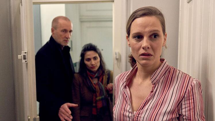 Das erste Opfer des Clowns (Picco von Groote, rechts) hat &uuml;berlebt. Was k&ouml;nnen die Ermittler Jan Fabel (Peter Lohmeyer) und seine Kollegin Tansu Bakrac (Halima Ilter) von ihr erfahren?