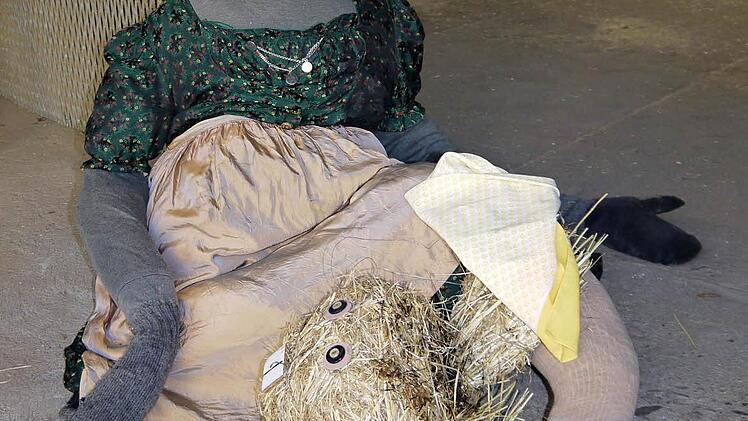 Die geköpfte Hasen-Frau muss erst wieder repariert werden.