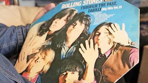 Florian Held hält eine Seltenheit in Händen: eine Rolling-Stones-Scheibe im Achteck.