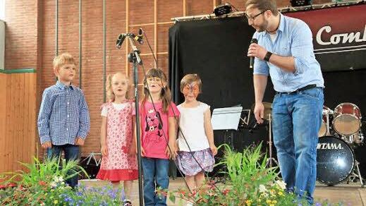 Florian Werner und seine Kinder der Musikalischen Früherziehung sangen charmant untermalt von Gesten, wie Lucio sein Loch im Reifen mit Kaugummi klebt.
