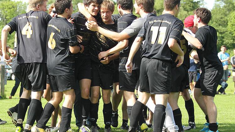 Die Motschenbacher feiern ihren Siegtorschützen.