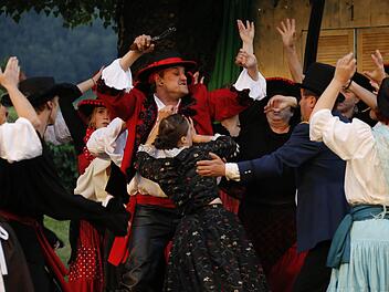 Turbulent ging es im Stück "Der Floh im Ohr" zu. Dem Publikum gefiel's.  Foto: Matthias Hoch