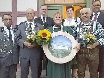 Von links Oberschützenmeister Wolfgang Heinze, 2. Ritter Reinhard Sänger, 1. Gauschützenmeister Klaus Jensch, Schützenkönigin Christine Gensel, 1. Schützenmeisterin Renate Schramm, 1. Ritter Ulrich Flurschütz und Bürgermeister Sebastian Straubel.  Foto: Astrid Hess