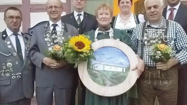 Von links Oberschützenmeister Wolfgang Heinze, 2. Ritter Reinhard Sänger, 1. Gauschützenmeister Klaus Jensch, Schützenkönigin Christine Gensel, 1. Schützenmeisterin Renate Schramm, 1. Ritter Ulrich Flurschütz und Bürgermeister Sebastian Straubel.  Foto: Astrid Hess