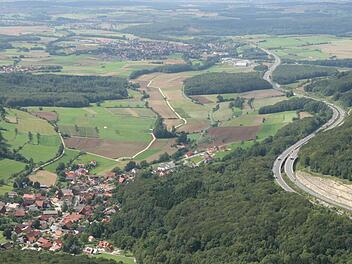 Die südliche Hangbrücke der A70 am Würgauer Berg (rechts) wird ab Mitte September abgebrochen. Die Brücke entspricht nicht mehr den Sicherheitsstandards. Das Bild zeigt die Brücke aus Fahrtrichtung Bayreuth. Links liegt Würgau; am oberen Bildrand ist Scheßlitz zu sehen. Foto: Timo Stöhr/Archiv