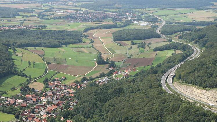 Die südliche Hangbrücke der A70 am Würgauer Berg (rechts) wird ab Mitte September abgebrochen. Die Brücke entspricht nicht mehr den Sicherheitsstandards. Das Bild zeigt die Brücke aus Fahrtrichtung Bayreuth. Links liegt Würgau; am oberen Bildrand ist Scheßlitz zu sehen. Foto: Timo Stöhr/Archiv