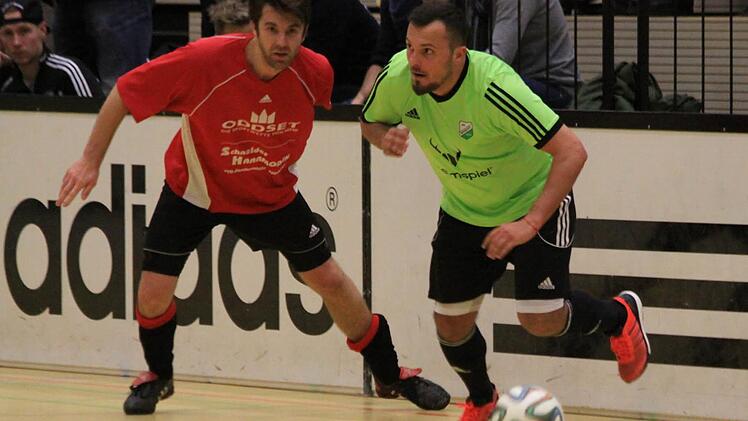 Die Chefs im Duell: Moggasts Spielertrainer Alexander Roth (r.) gegen seinen Amtskollegen auf Seiten der DJK Eggolsheim, Tobias Dachwald. Im Finale sollte schließlich die DJK die Oberhand behalten.