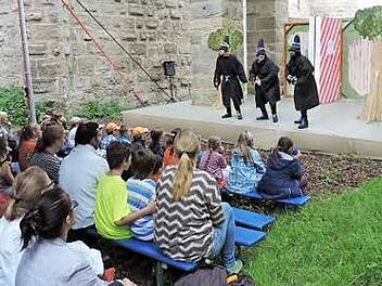 Viel Spaß hatten die Besucher beim Zuschauen im Burggraben. Foto: p